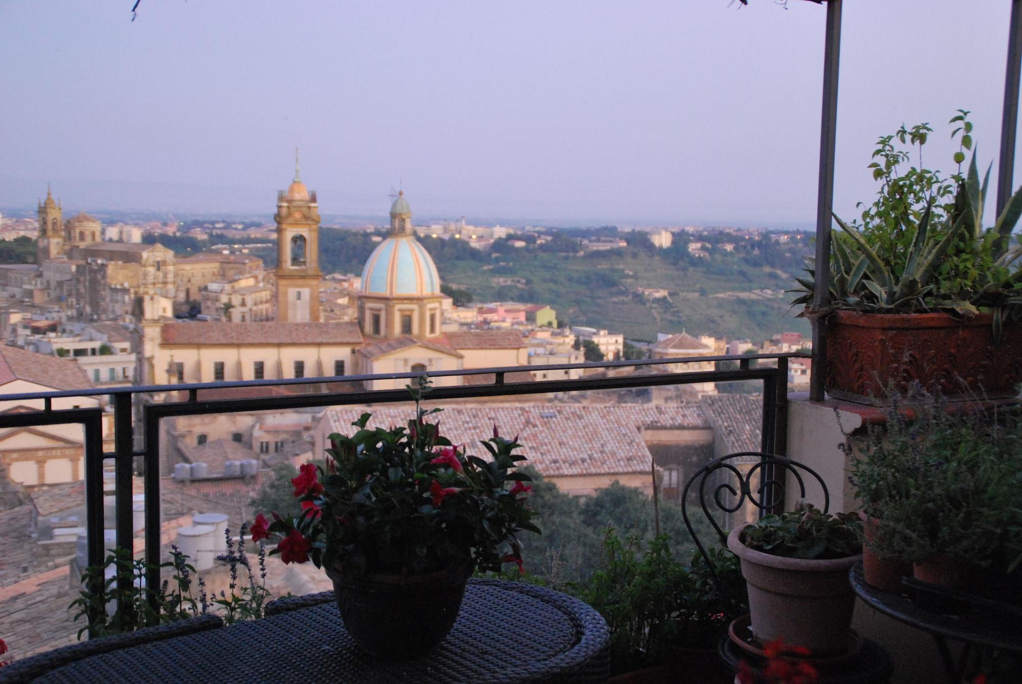 Casa Tipica Siciliana Patronale Home Bedandbreakfast Tremetrisoprailcielo Camere Con Vista, Colazione Interna In Terrazzo Panoramico Caltagirone Exterior foto