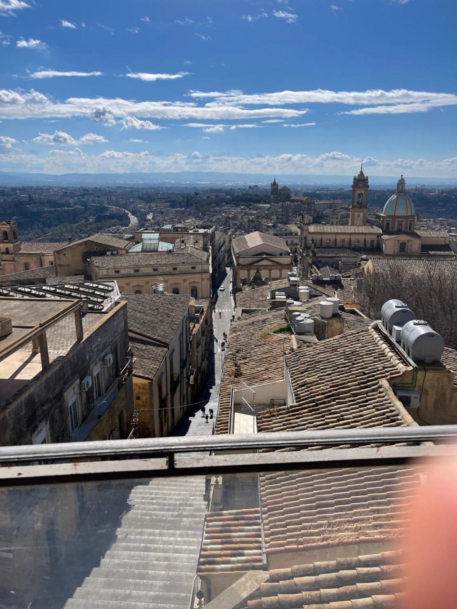 Casa Tipica Siciliana Patronale Home Bedandbreakfast Tremetrisoprailcielo Camere Con Vista, Colazione Interna In Terrazzo Panoramico Caltagirone Exterior foto
