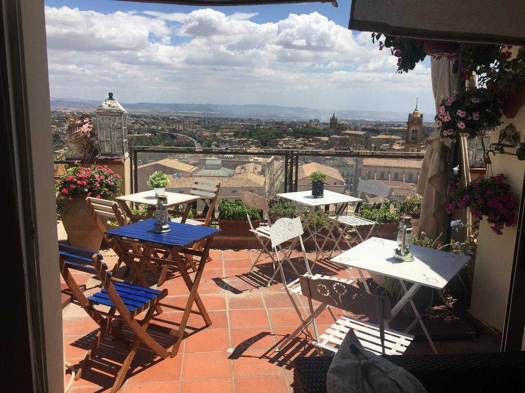 Casa Tipica Siciliana Patronale Home Bedandbreakfast Tremetrisoprailcielo Camere Con Vista, Colazione Interna In Terrazzo Panoramico Caltagirone Exterior foto