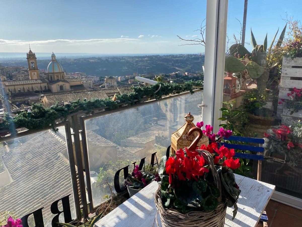 Casa Tipica Siciliana Patronale Home Bedandbreakfast Tremetrisoprailcielo Camere Con Vista, Colazione Interna In Terrazzo Panoramico Caltagirone Exterior foto