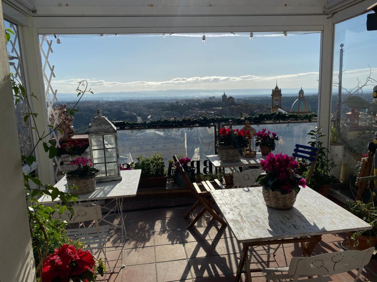 Casa Tipica Siciliana Patronale Home Bedandbreakfast Tremetrisoprailcielo Camere Con Vista, Colazione Interna In Terrazzo Panoramico Caltagirone Exterior foto